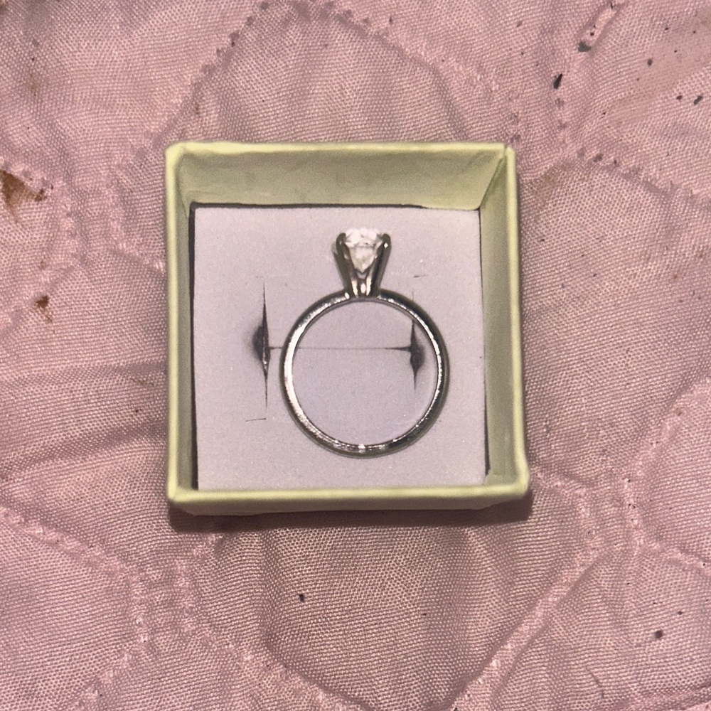 Vintage Elegant Vanderbilt Silver Solitaire Ring - Picture 4 of 5